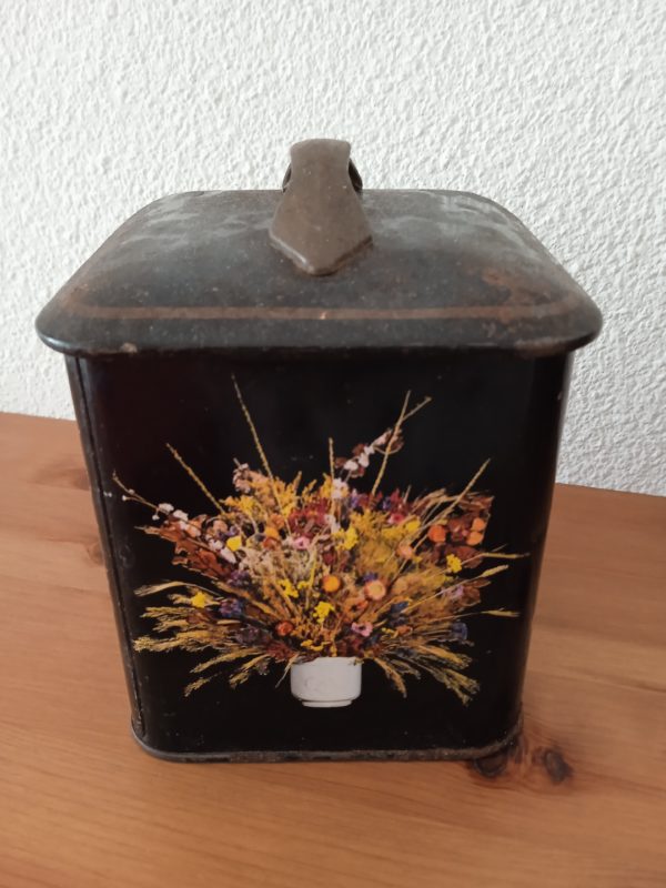 Boite noire en métal motif bouquet de fleurs