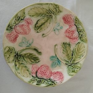 Assiette à dessert en barbotine beige aux motifs de fraises et de feuilles