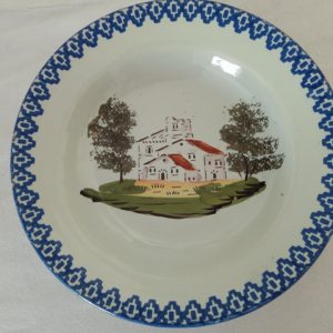 Assiette creuse blanche à liseré bleu au motif maison du sud-ouest de face