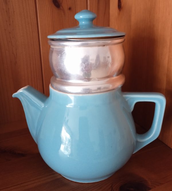 Cafetière bleue avec son filtre en aluminium des années 1950