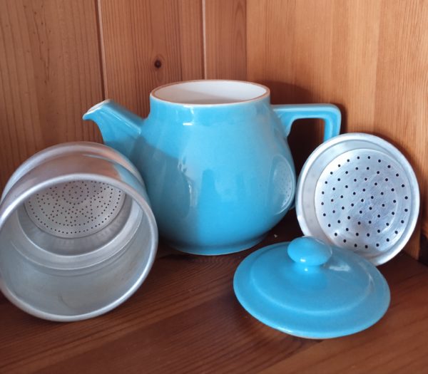 Présentation de chaque pièce de la cafetière bleue avec son couvercle et ses deux filtres