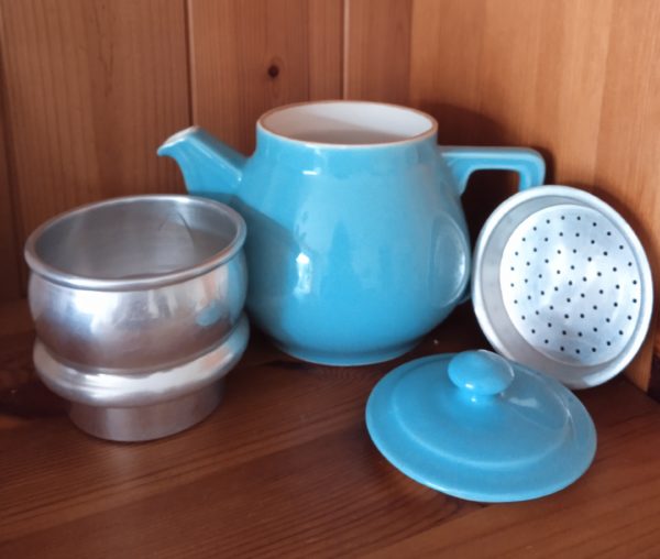 Autre vue de chaque pièce décomposée de la cafetière et de ses filtres