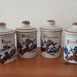 Ensemble de 4 pots à épices de même taille dans les tons gris, motifs branches et fleurs bleues écriture et contour marron
