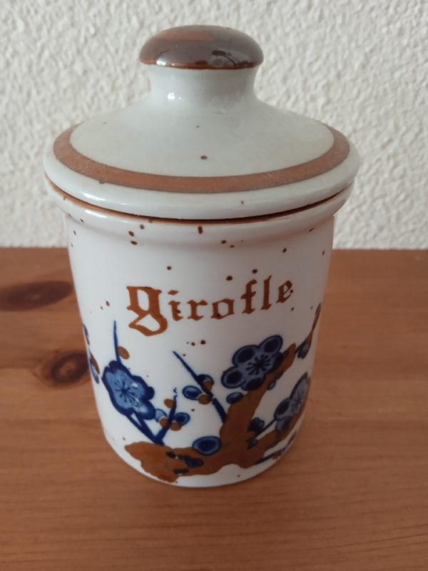 Pot à girofle et son couvercle dans les tons de gris à motif floral, écriture et contour marrons