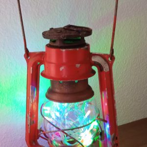 Lampe tempête tchèque rouge illuminée par guirlande Led à pile