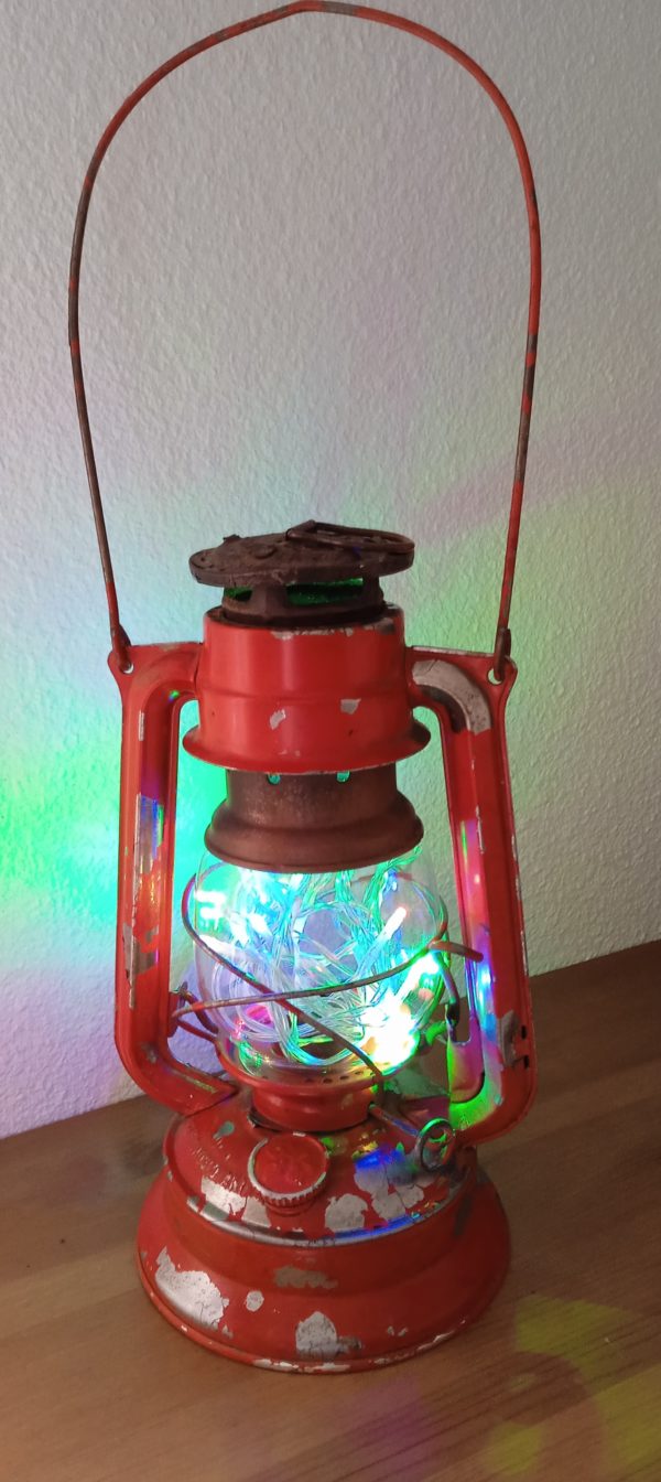 Lampe tempête tchèque rouge illuminée par guirlande Led à pile