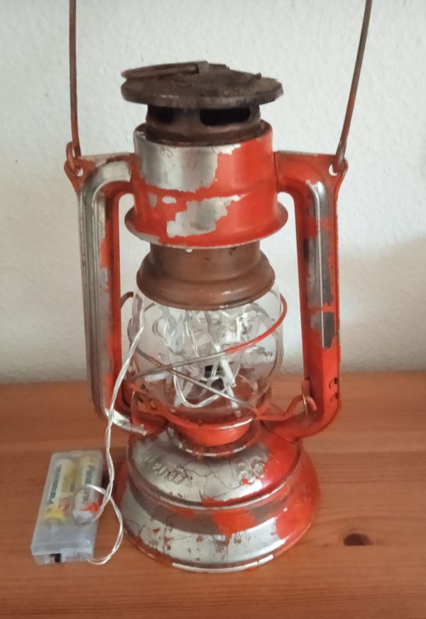 Vue arrière de la lampe tempête avec coffret piles pour guirlande leds