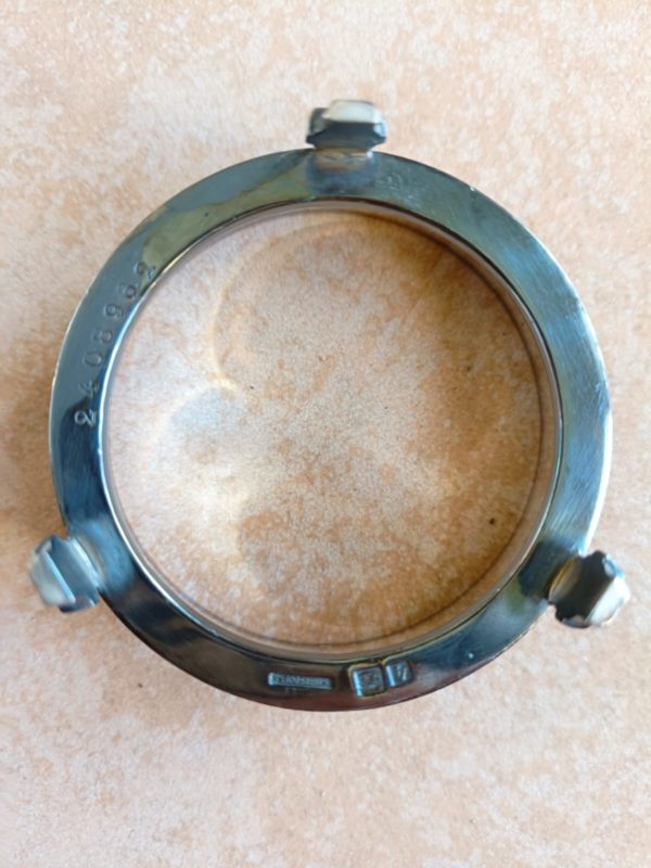 Poinçon sur cercle métal argenté