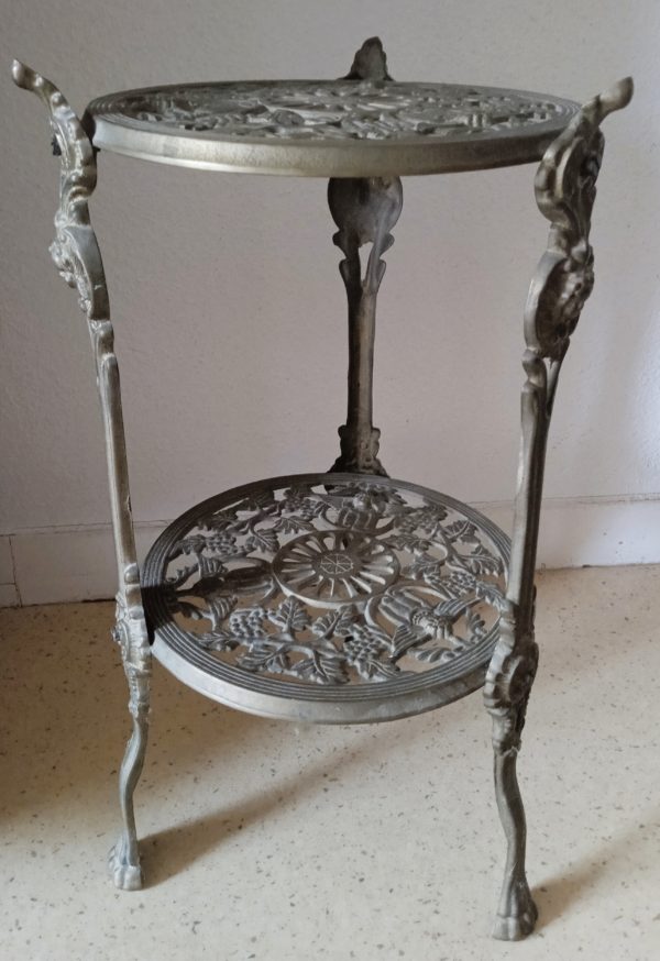 Guéridon en bronze à deux plateaux
