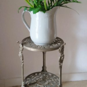 petit guéridon en bronze à deux plateaux