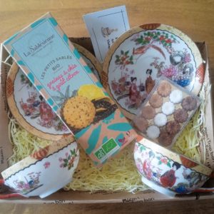 Panière japonaise accompagnée de sablés et de sucres