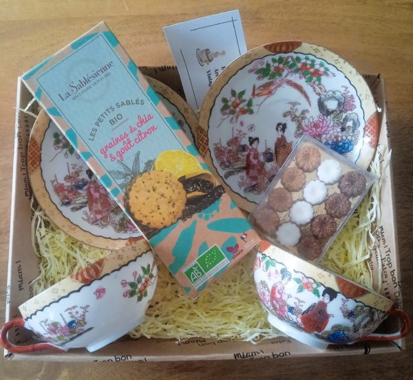 Panière japonaise accompagnée de sablés et de sucres