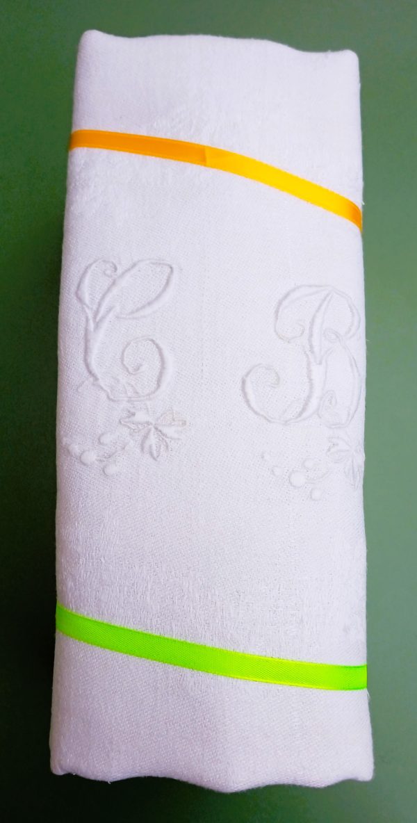 Lot de six serviettes blanches brodées