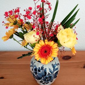 Vase Delft blanc à motif floral bleu et son bouquet de fleurs