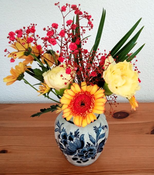 Vase Delft blanc à motif floral bleu et son bouquet de fleurs