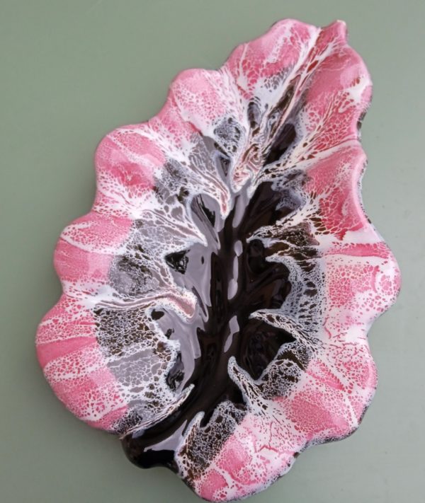 Plat feuille signé Vallauris dans les tons de marron, rose et blanc