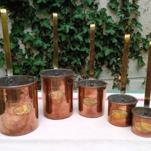 Lot de 5 mesures à lait en cuivre et laiton