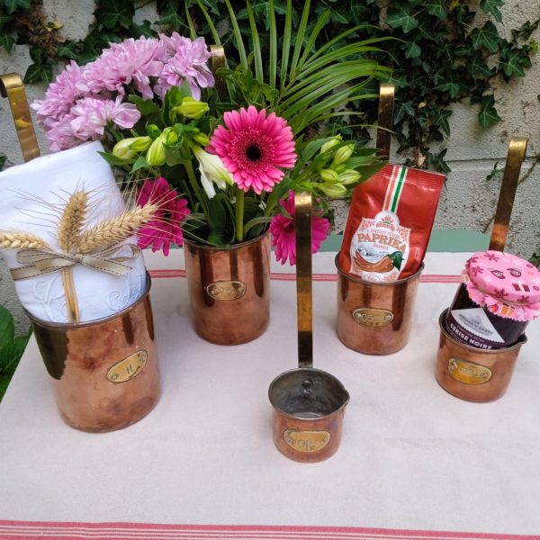 Lot de 5 mesures à lait décorées
