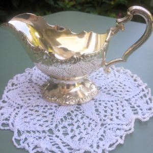 Petite saucière en métal argenté côté 1