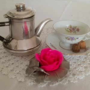 Présentation de la cafetière égoïste, avec tasse