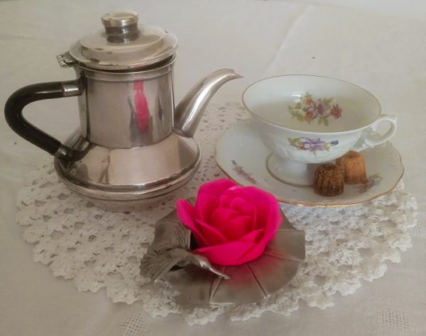Présentation de la cafetière égoïste, avec tasse