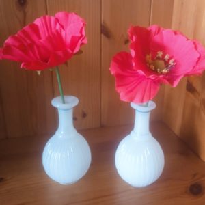Présentation des soliflores côtelés en opaline au nombre de deux