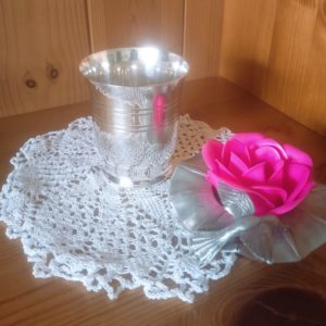Présentation timbale quatre lignes en métal argenté