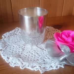 Présentation de la timbale en métal argenté motif petit bateau