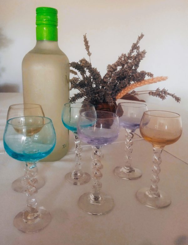 Présentation des verres à liqueur colorés
