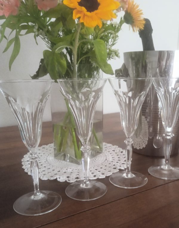 Alignement des 4 flutes à champagne en cristal