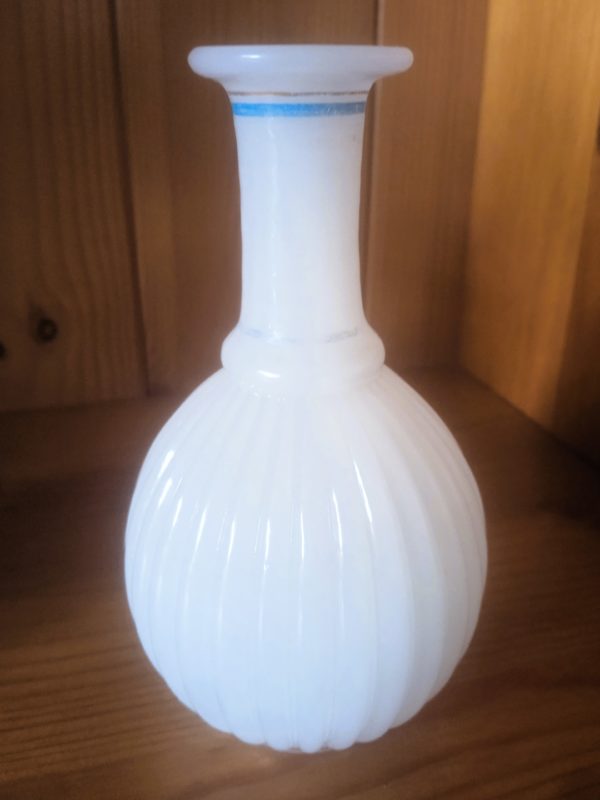 Soliflore côtelé en opaline avec liseré bleu au niveau du col