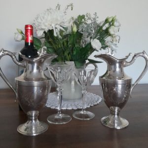 Présentation des deux aiguières en métal argenté, avec décor finement ciselé,