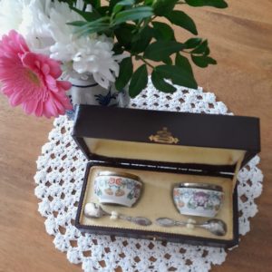 Présentation coffret salerons en porcelaine de vieux Limoges accompagnés de cuillères en métal argenté