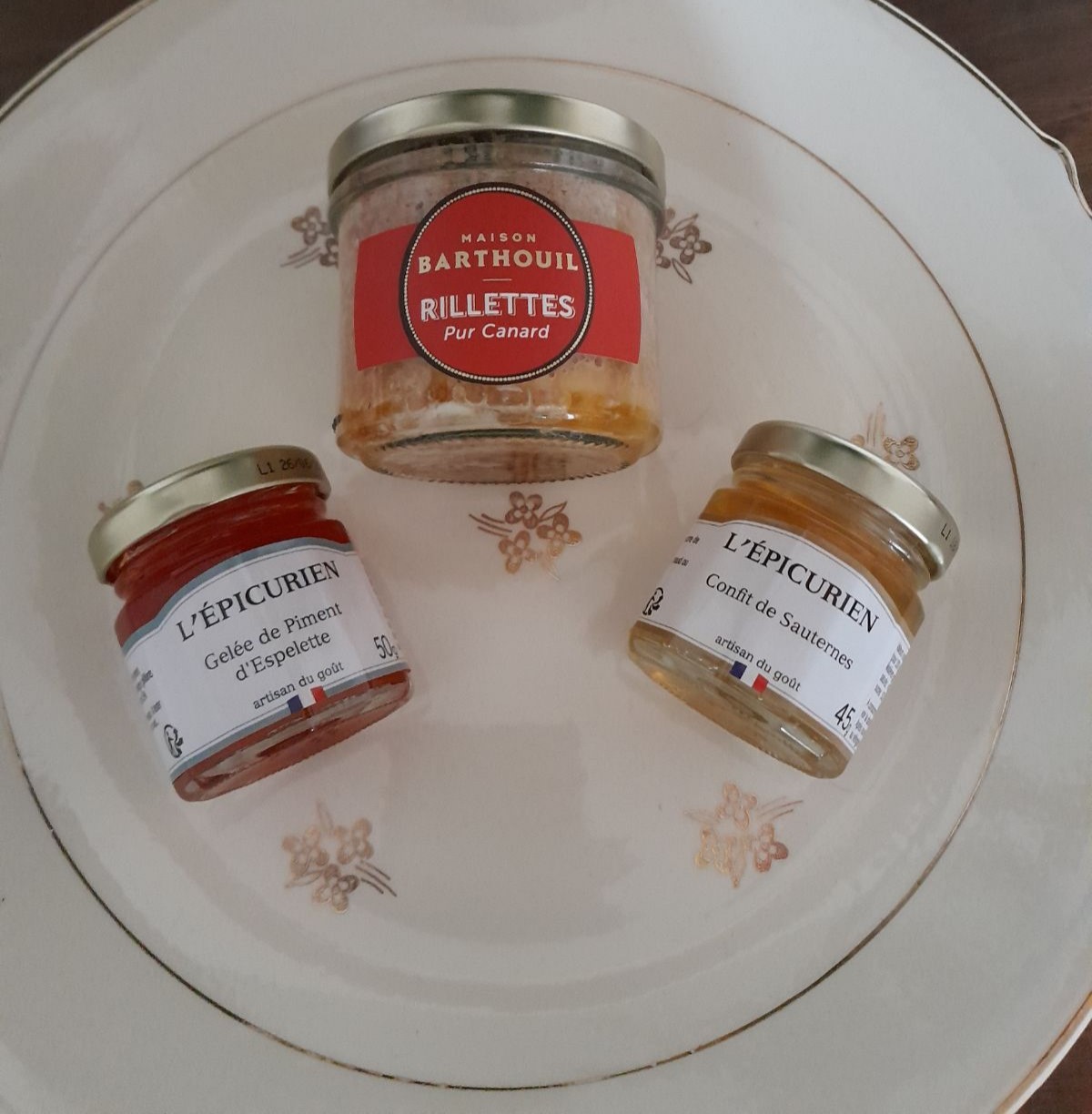 Présentation de l'assiette avec ses trois produits salés gourmands