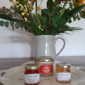 Présentation assiette gourmande avec son décor fleurs