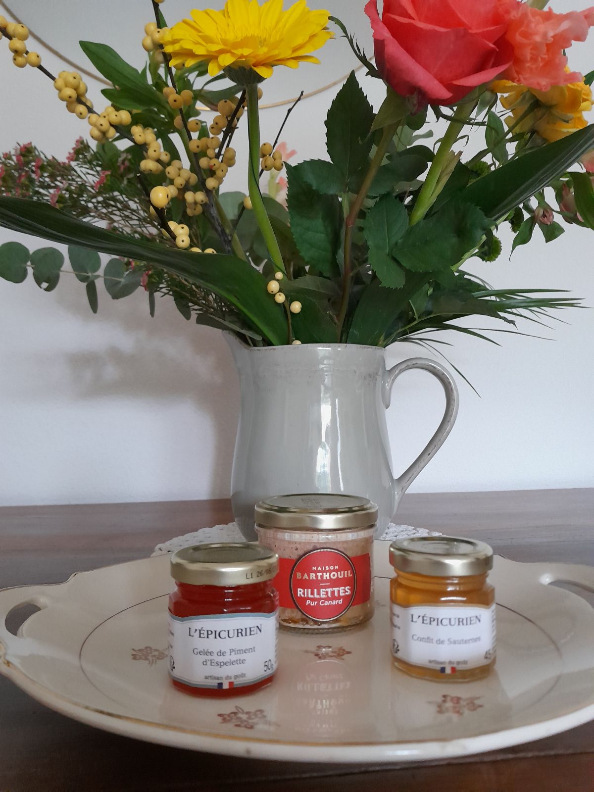 Présentation assiette gourmande avec son décor fleurs