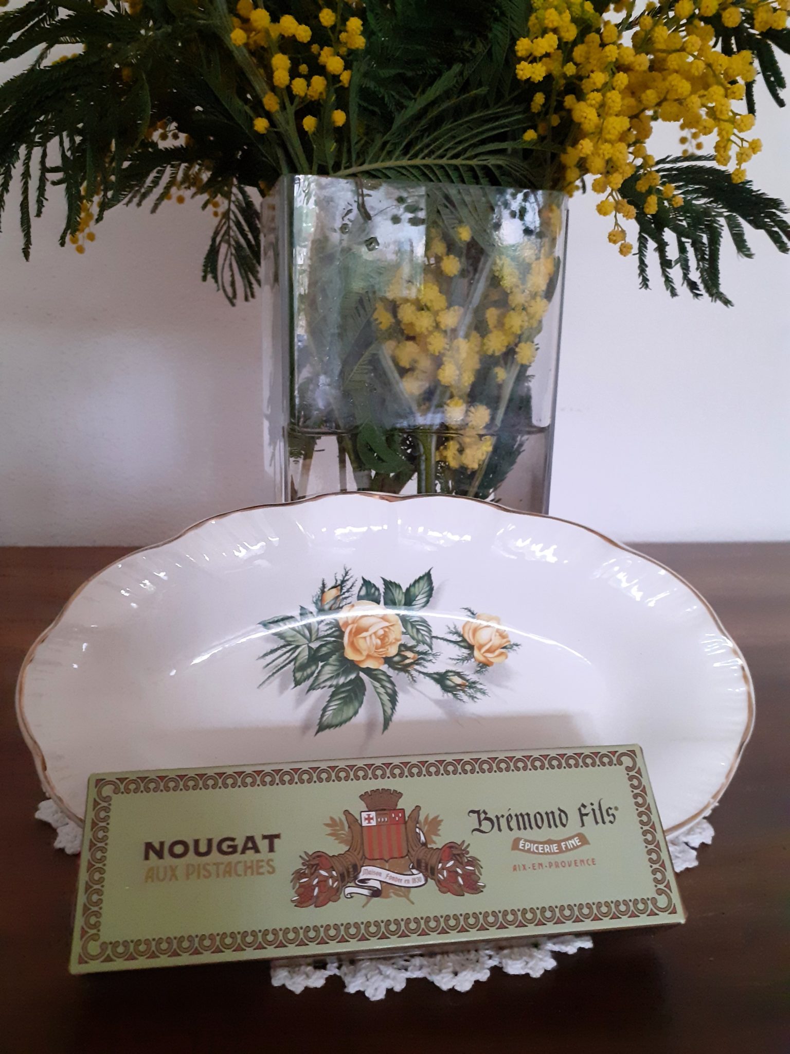 ramequin Digoin Sarreguemines accompagné d'un délict nougat Brémond, une petite note provençal pour sublimer une magnifique porcelaine