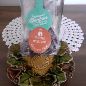 Présentation ramequin en barbotine et ses bonbons à la violettes