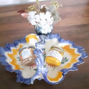 Serviteur gourmand de Quimper accompagné de ses rillettes de la Perle des dieux et de sa crème de poivrons