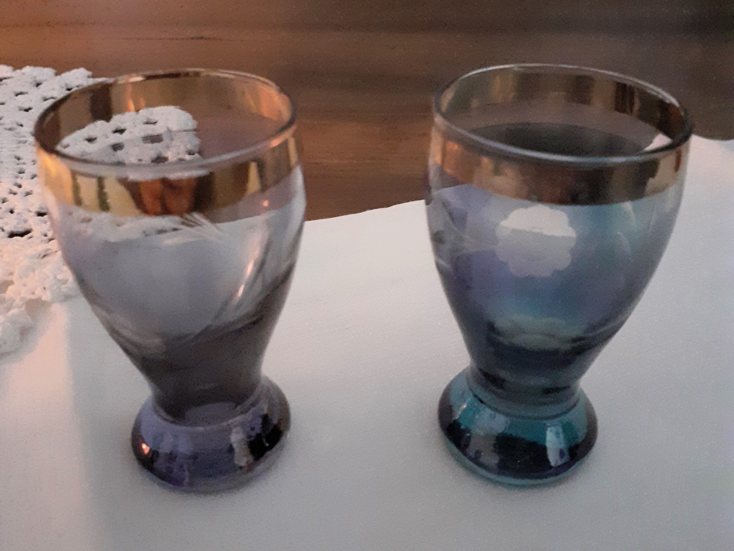 2 verres à liqueur bleus