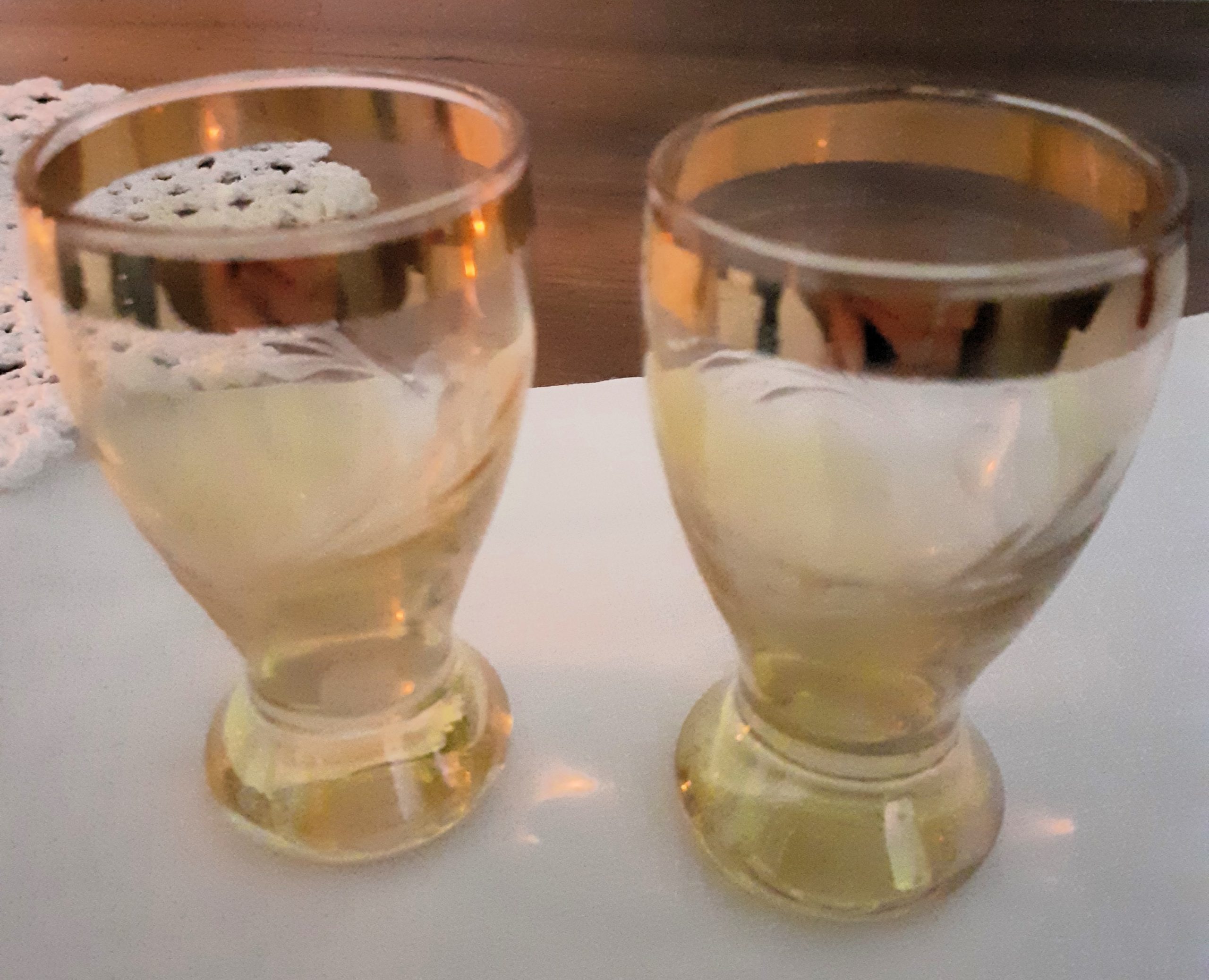 2 verres colorés jaunes