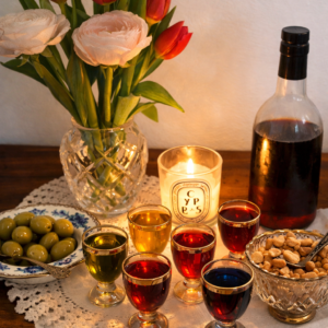 Lot de 8 verres colorés mis en présentation lors d'un apéritif