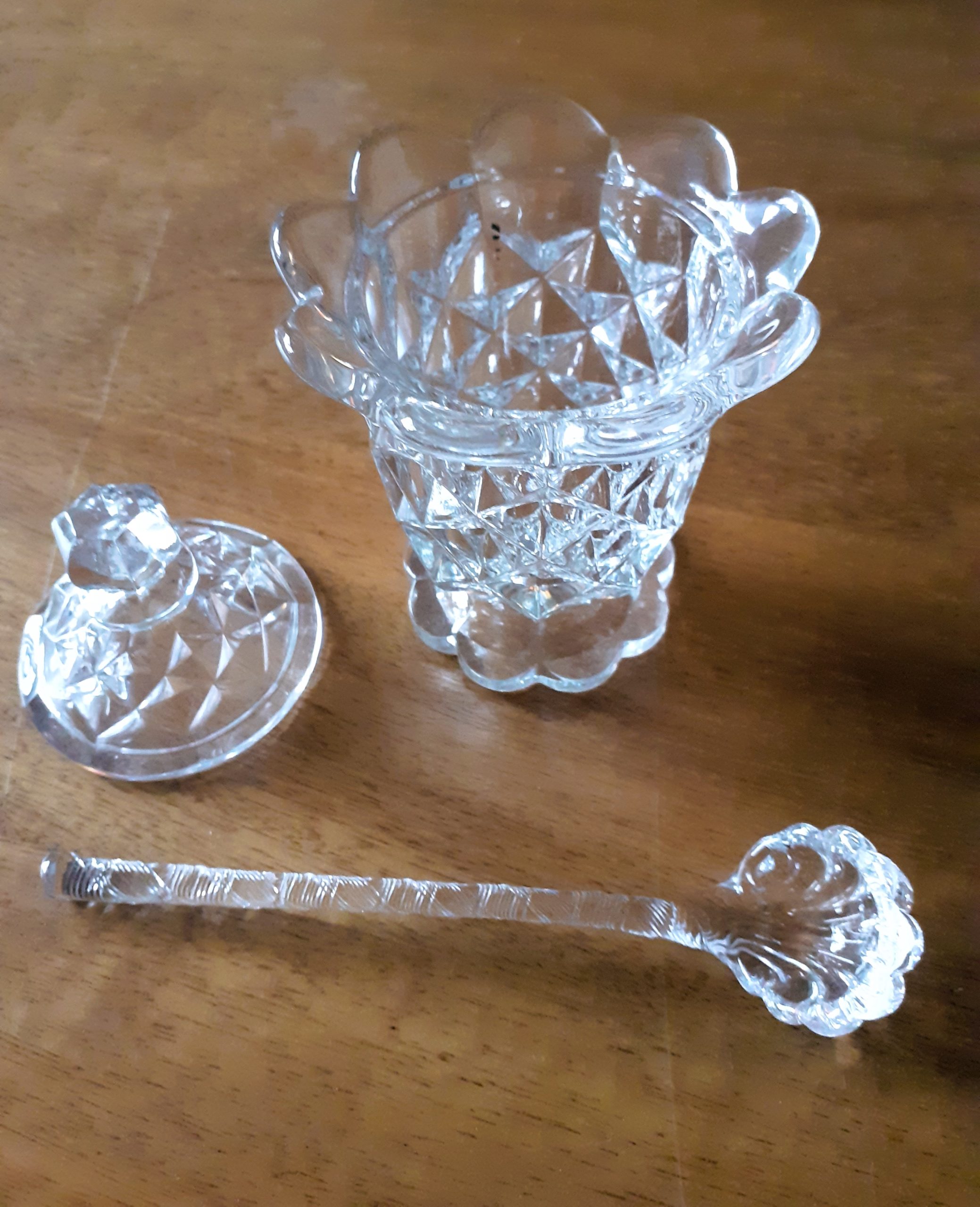 Ensemble du moutardier en verre composé d'un pot, couvercle et cuillère